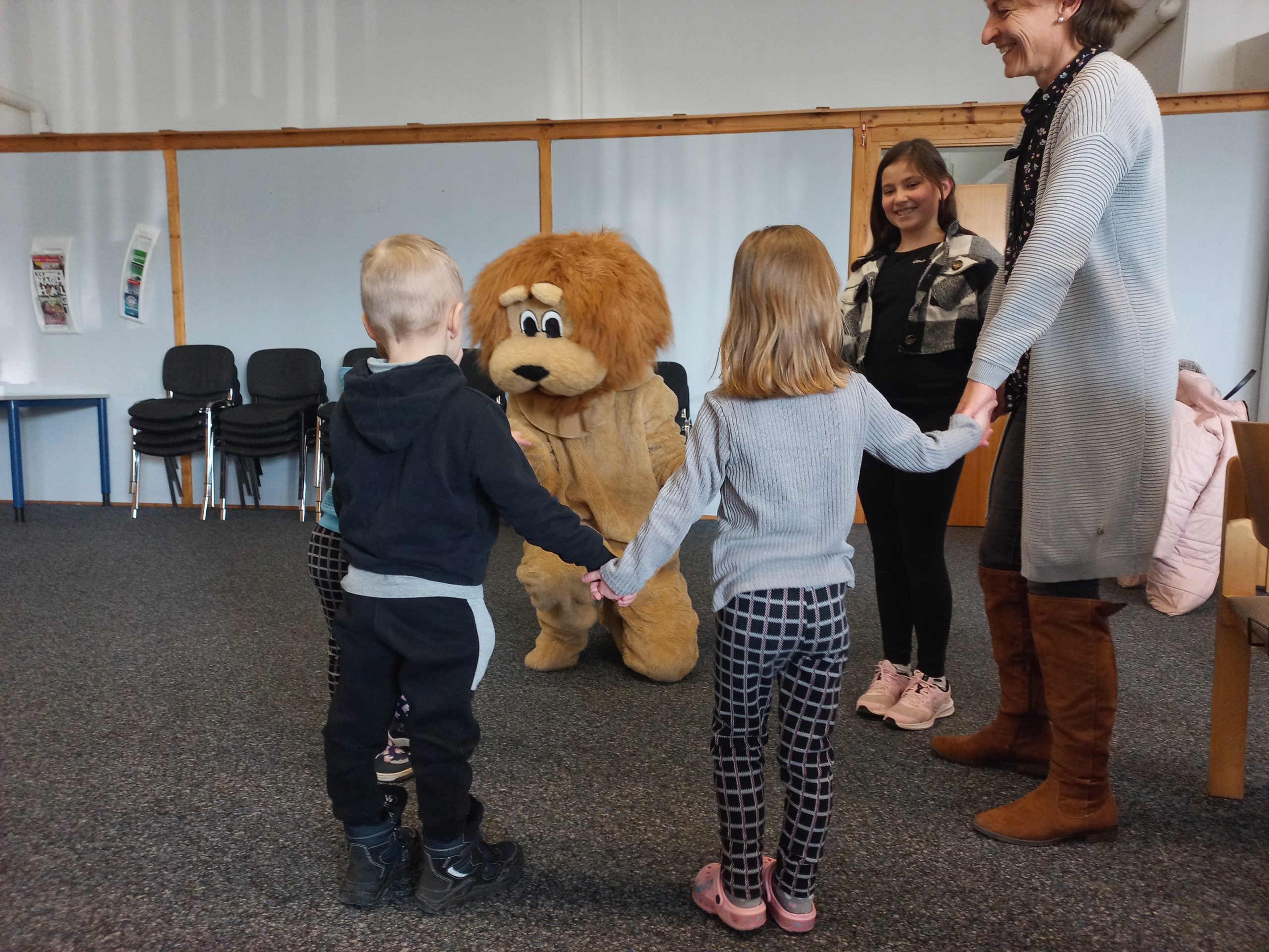 Löwe Leopold im Kinder-Gottesdienst